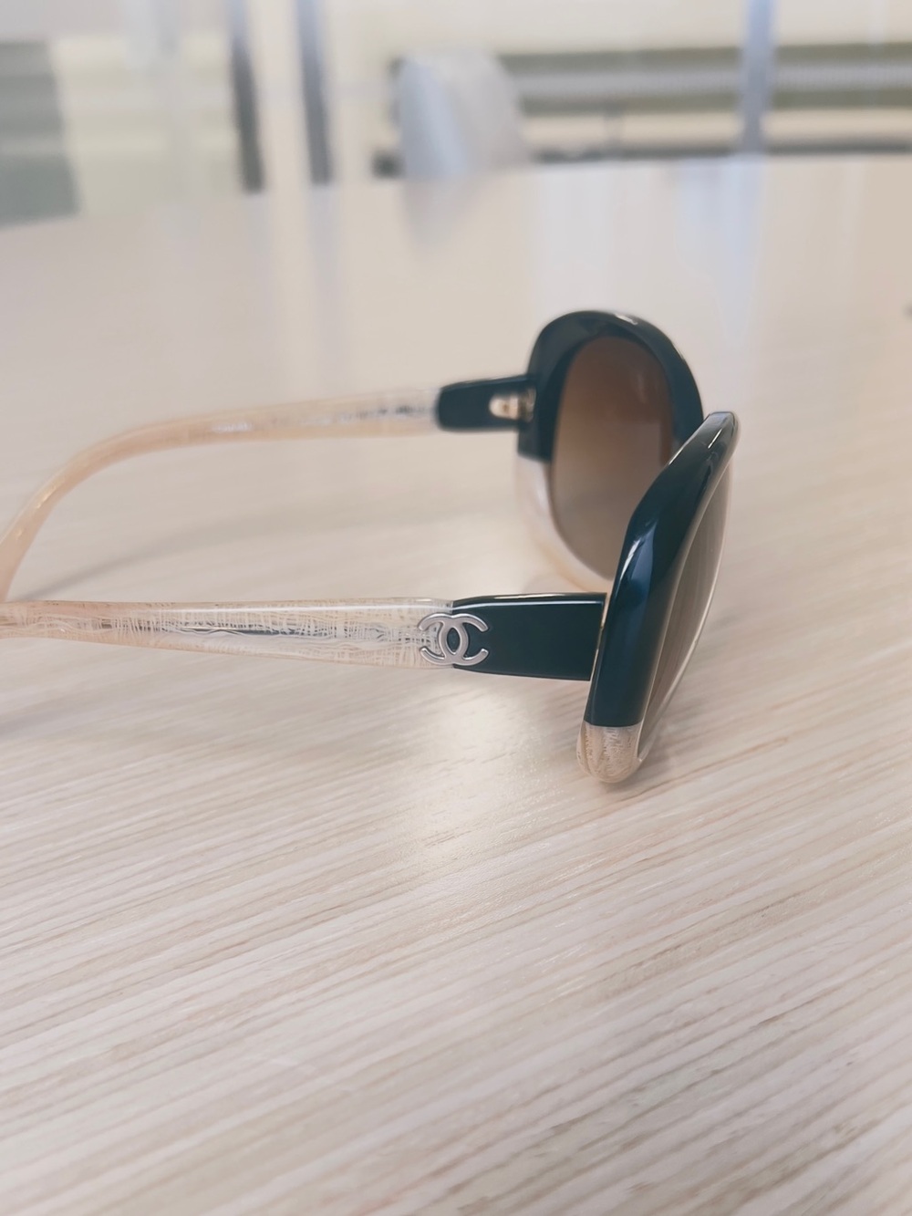 CHANEL Two-Tone Black and Tan Gradient Oversized Sunglasses - Picture 5 of 7